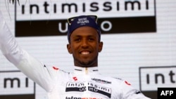 Biniam Girmay Hailu, célèbre son maillot blanc de meilleur jeune coureur sur le podium après la première étape de la course cycliste Giro d'Italie 2022, Hongrie, le 6 mai 2022.