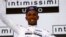 Biniam Girmay Hailu, célèbre son maillot blanc de meilleur jeune coureur sur le podium après la première étape de la course cycliste Giro d'Italie 2022, Hongrie, le 6 mai 2022.