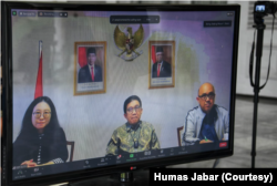 Duta Besar Indonesia untuk Swiss Muliaman Hadad (tengah) menjelaskan tim SAR masih melakukan operasi pencarian putra Gubernur Jabar Ridwan Kamil.