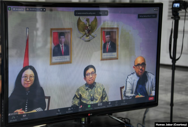 Duta Besar Indonesia untuk Swiss Muliaman Hadad (tengah) menjelaskan tim SAR masih melakukan operasi pencarian putra Gubernur Jabar Ridwan Kamil.