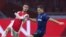 Noussair Mazraoui, à gauche, se bat pour le ballon avec Remo Freuler, au stade Johan Cruijff d'Amsterdam, le 9 décembre 2020.