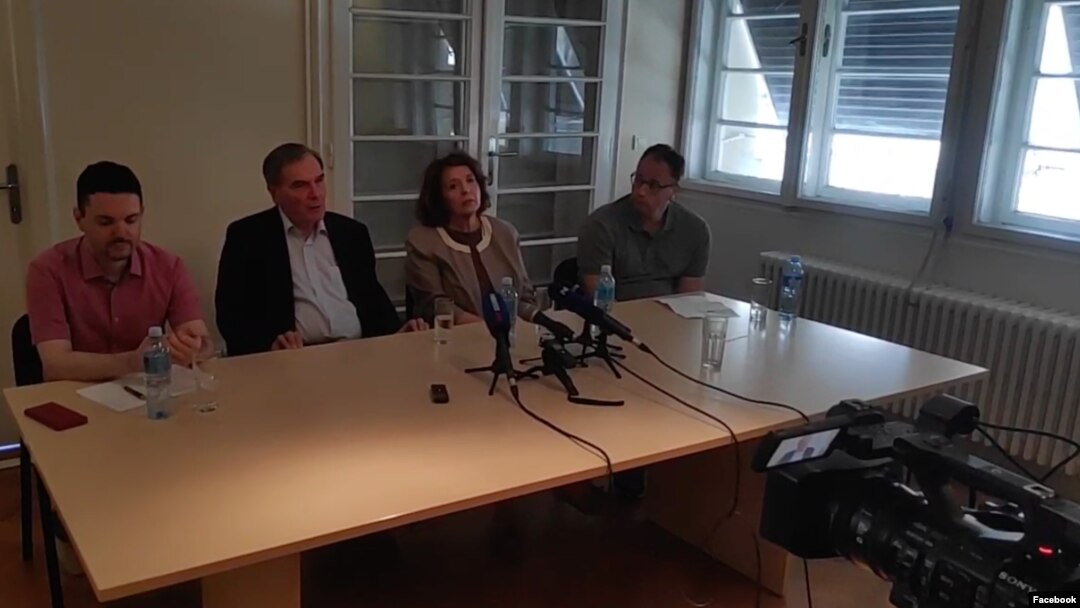 Učesnici tribine o ratu u Ukrajini i njegovom uticaju na Srbiju: Istoričar Milivoj Bešlin (levo), Ivo Visković, Vesna Rakić Vodinelić (moderatorka) i Ognjen Radonjić, u Beogradu, 12. maja 2022. (Foto: Fejsbuk stranica SSS)