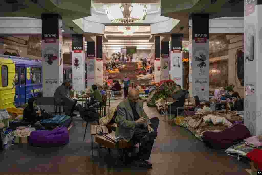 Los residentes permanecen en el metro de la ciudad de Járkov, en el este de Ucrania, el jueves 19 de mayo de 2022.