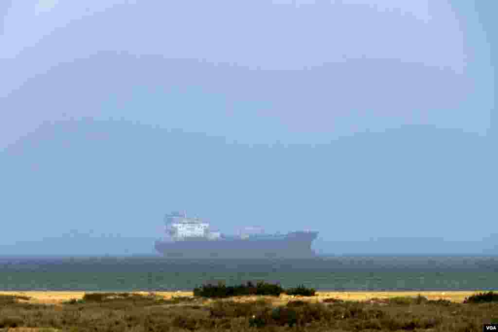 A megaship prepares to enter the Suez Canal from the Gulf of Suez at the northern end of the Red Sea. The waterway has been operating around the clock. (Hamada Elrasam/VOA)