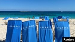 Kursi-kursi untuk bersantai tampak di pantai di Nassau, Bahamas, 26 Maret 2022. (Foto: Toby Melville/Reuters)