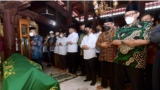Presiden Joko Widodo mengikuti salat jenazah bagi almarhum Buya Syafii Maarif dengan imam Ketua Umum PP Muhammadiyah, Haedar Nashir, di Masjid Gedhe Kauman, Yogyakarta, Jumat (27/5). (Foto: Biro Setpres)