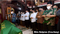 Presiden Joko Widodo mengikuti salat jenazah bagi almarhum Buya Syafii Maarif dengan imam Ketua Umum PP Muhammadiyah, Haedar Nashir, di Masjid Gedhe Kauman, Yogyakarta, Jumat (27/5). (Foto: Biro Setpres)