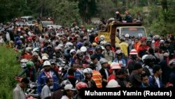Ribuan pekerja Freeport-McMoran Copper & Gold Inc berkumpul di Kuala Kencana, Timika, Papua, 4 Juli 2011, sebagai ilustrasi. Sekitar 150 warga Distrik Mapia, Dogiyai, Papua, terpaksa mengungsi ke Nabire akibat kerusuhan yang melanda wilayahnya. (Foto: REUTERS/Muhammad Yamin)