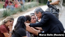 Gustavo Garcia-Siller, Uskup Agung Keuskupan Agung San Antonio, menghibur orang-orang setelah terjadi penembakan di Sekolah Dasar Robb, Uvalde, Texas, AS, pada 24 Mei 2022. (Foto: Reuters/Marco Bello)