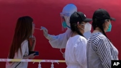 北京居民排队进行核酸检测。（2022年5月23日）