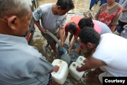 Warga terdampak banjir rob di Demak, Jawa Tengah menerima bantuan air bersih, Selasa (24/5). (Foto: Humas Jateng)