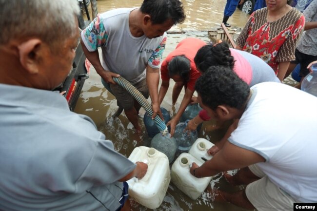 Warga terdampak banjir rob di Demak, Jawa Tengah menerima bantuan air bersih, Selasa (24/5). (Foto: Humas Jateng)