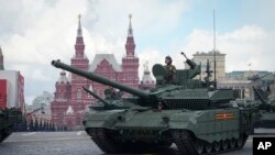 Російський танк під час параду в Москві, 9 травня 2022 року