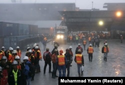 Pekerja Freeport berkumpul di sekitar gerbang area tambang Grasberg di Tembagapura, Papua, 14 Agustus 2013. (Foto: REUTERS/Muhammad Yamin)