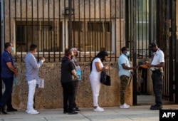 En esta foto de archivo tomada el 3 de mayo de 2022, la gente hace fila en la embajada de Estados Unidos en La Habana, mientras el consulado reanudaba la emisión de algunos servicios de visas de inmigrantes que habían sido suspendidos desde 2017 tras los llamados "ataques sónicos" que impactaron la salud a diplomáticos estadounidenses.