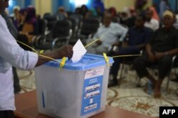 Seseorang memberikan suaranya di Baidoa. Somalia akan menggelar pemilihan presiden yang ditunggu-tunggu pada 15 Mei 2022. (Foto: AFP)
