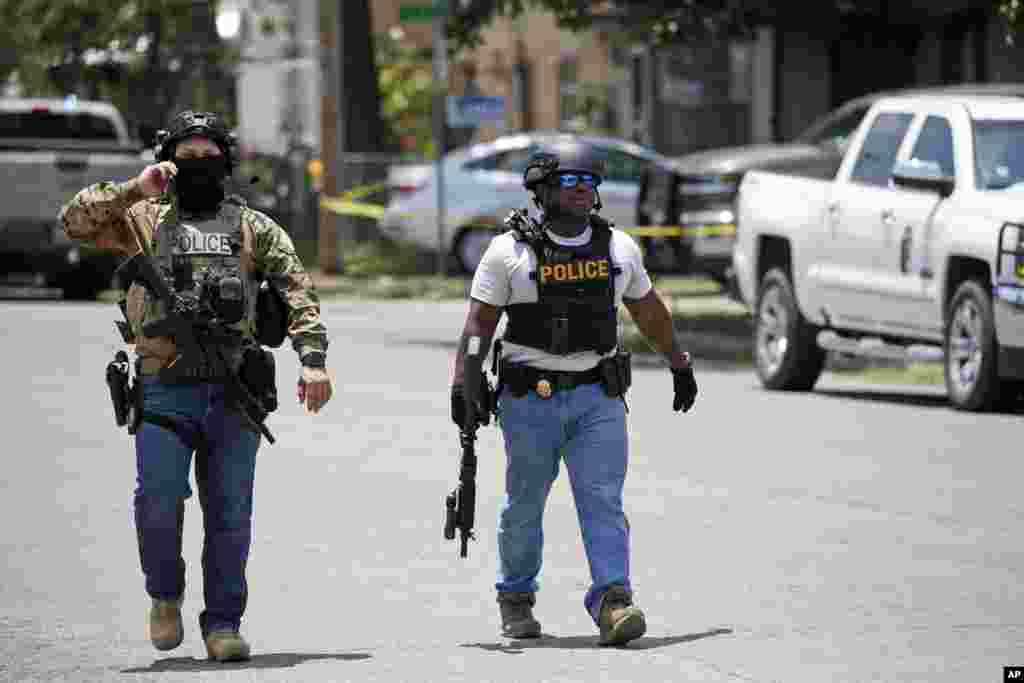 Policías caminan cerca de la Escuela Primaria Robb luego de un tiroteo, el martes 24 de mayo de 2022, en Uvalde, Texas.&nbsp;