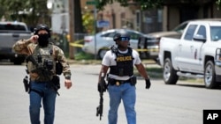 Policías caminan cerca de la Escuela Primaria Robb luego de un tiroteo, el martes 24 de mayo de 2022, en Uvalde, Texas. (Foto AP/Dario López-Mills)