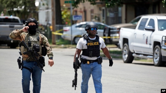 Policías caminan cerca de la Escuela Primaria Robb luego de un tiroteo, el martes 24 de mayo de 2022, en Uvalde, Texas. (Foto AP/Dario López-Mills)