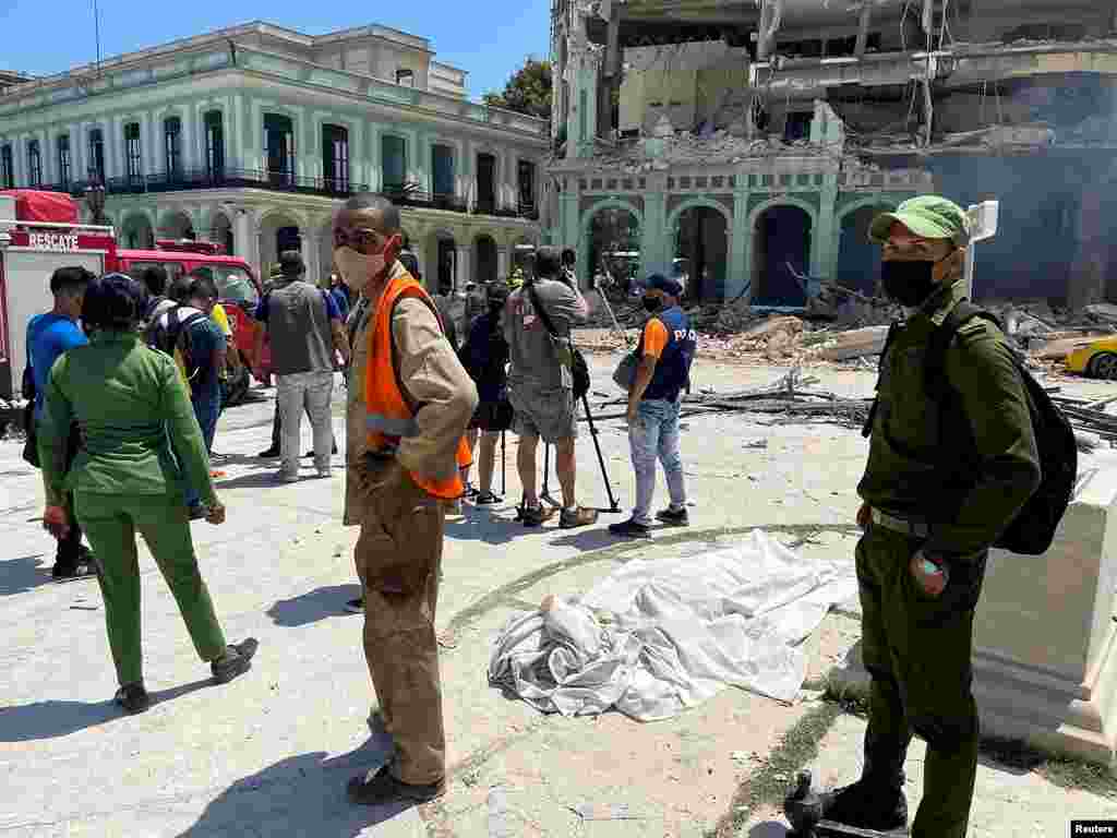 El cuerpo cubierto de una v&#237;ctima yace en la calle despu&#233;s de que una explosi&#243;n destruyera el Hotel Saratoga, en La Habana, Cuba, el 6 de mayo de 2022.