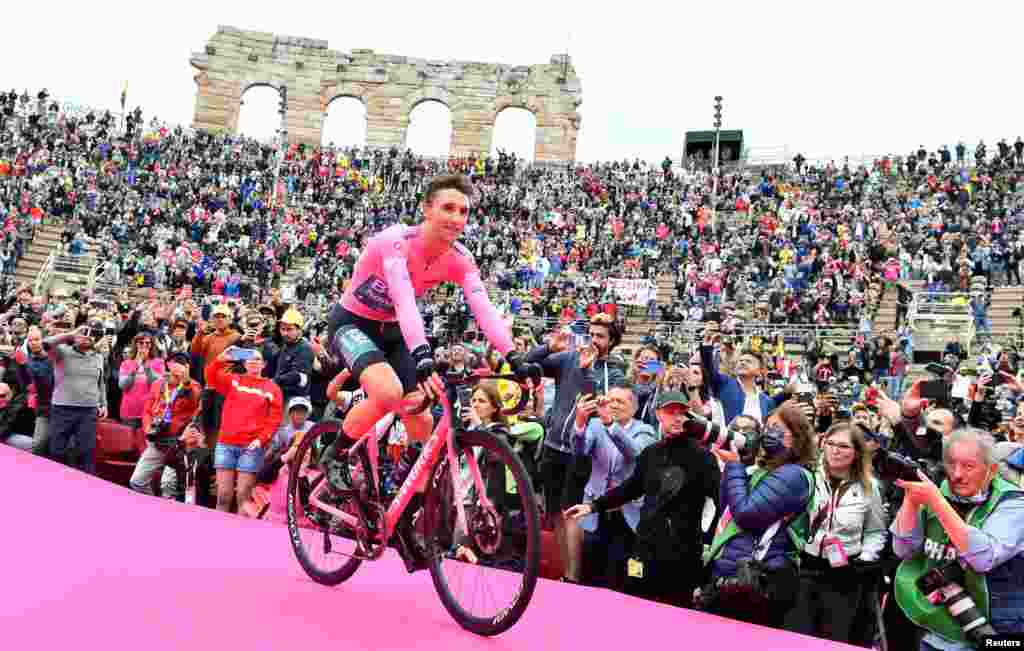 Australian rider Jai Hindley from Team Bora enters the Verona arena after competing in the 21st and final stage, to win the Giro d&rsquo;Italia 2022 cycling race, 17.4 km individual time trial in Verona, Italy.