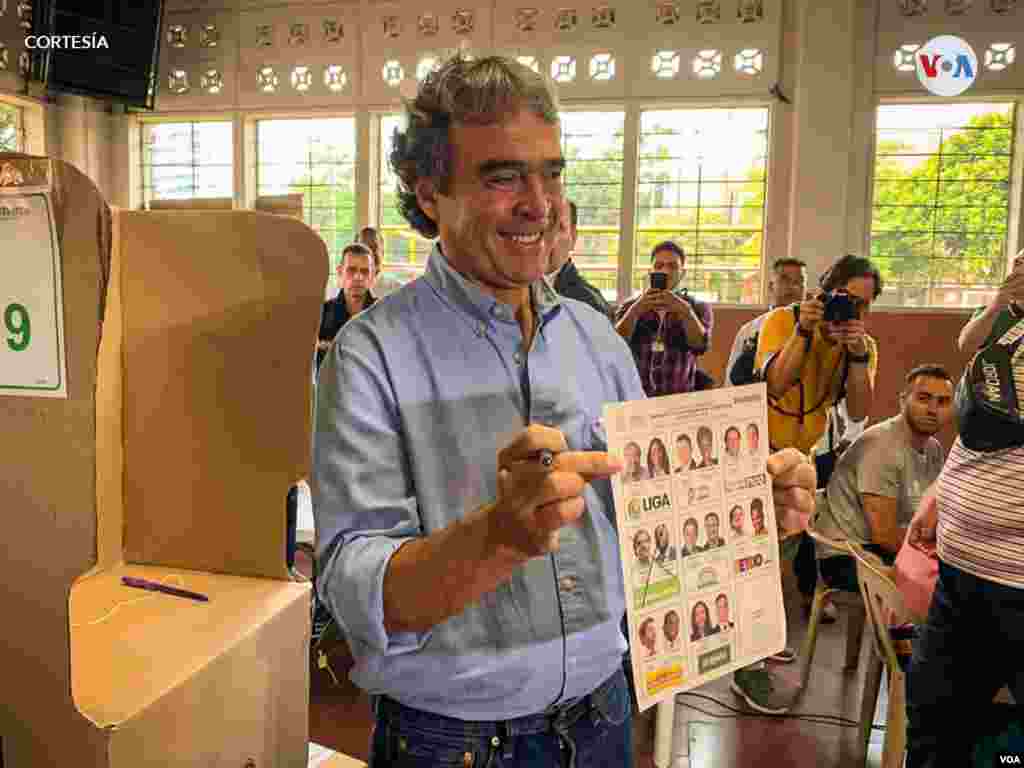 El candidato de centro Sergio Fajardo ejerció su voto de en la mañana del domingo 29 de mayo, en su ciudad natal, Medellín.