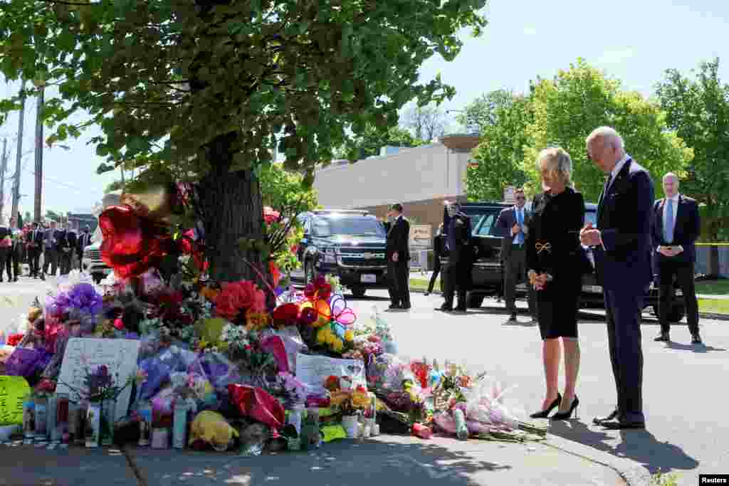 Presiden AS Joe Biden dan Ibu Negara Jill Biden memberi penghormatan kepada 10 korban tewas dalam penembakan massal yang diduga bermotif rasial di lokasi memorial bagi para korban di kota Buffalo, New York. (Foto: Reuters)