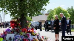 조 바이든(앞 오른쪽) 미국 대통령과 부인 질 여사가 17일 뉴욕주 버펄로 시내 총기난사 사건 현장을 방문해 희생자들을 위해 묵념하고 있다.
