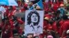Empleados del Sindicato de Trabajadores del Instituto Hondureño del Seguro Social sostienen un cartel de la líder indígena asesinada Berta Cáceres durante la manifestación del Primero de Mayo (Día del Trabajo) en San Pedro Sula, Honduras, el 1 de mayo de 2022.