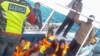 Tim penyelamat mengevakuasi beberapa korban tenggelamnya kapal feri dengan 43 penumpang di Selat Makassar. (Foto: BASARNAS via AFP)