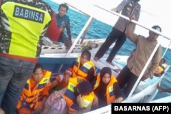 Tim penyelamat mengevakuasi beberapa korban tenggelamnya kapal feri dengan 43 penumpang di Selat Makassar. (Foto: BASARNAS via AFP)