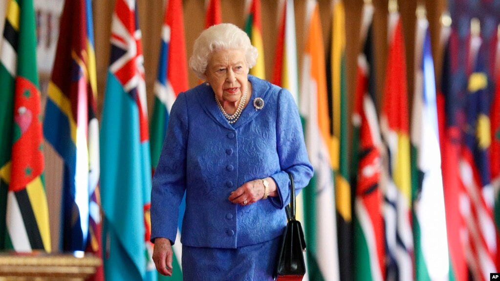 ARCHIVES - La reine Elizabeth II passe devant des drapeaux au château de Windsor, en Angleterre, sur cette image publiée le 6 mars 2021.
