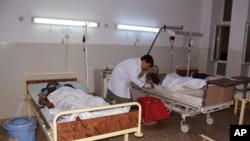 Para korban yang terluka dalam ledakan di Mazar-e-Sharif, wilayah utara Afghanistan, mendapatkan perawatan di rumah sakit pada 25 Mei 2022. (Foto: AP/Masih Paeiz)