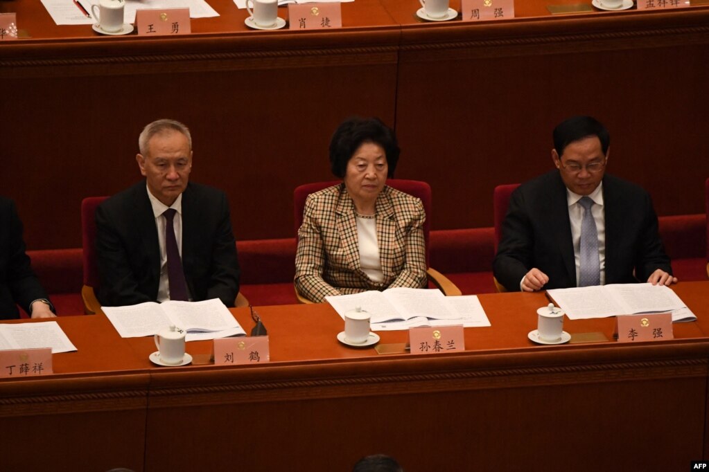 资料照：右起：上海市委书记李强，中国国务院副总理孙春兰，中国国务院副总理刘鹤在北京出席全国政协会议。（2021年3月4日）(photo:VOA)