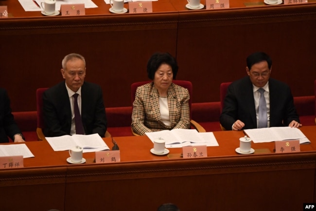 资料照：右起：上海市委书记李强，中国国务院副总理孙春兰，中国国务院副总理刘鹤在北京出席全国政协会议。（2021年3月4日）