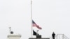 白宫降半旗向德克萨斯州尤瓦尔迪的罗布小学枪击案罹难者致哀。（2022年5月24日）