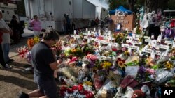 Salvatore Di Grazia, un enseignant en visite de la vallée du Rio Grande, au Texas, prie devant un mémorial à l'école élémentaire Robb à Uvalde, au Texas, le 30 mai 2022, pour les victimes tuées lors de la fusillade dans une école la semaine dernière.