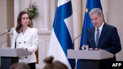 Finland's Prime Minister Sanna Marin (L) and Finland's President Sauli Niinistö give a press conference to announce that Finland will apply for NATO membership at the Presidential Palace in Helsinki, May 15, 2022. 