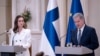 사울리 니니스퇴(오른쪽) 핀란드 대통령과 산나 마린 총리가 15일 헬싱키 대통령궁에서 공동회견을 통해 북대서양조약기구(NATO·나토) 가입 신청 계획을 발표하고 있다.