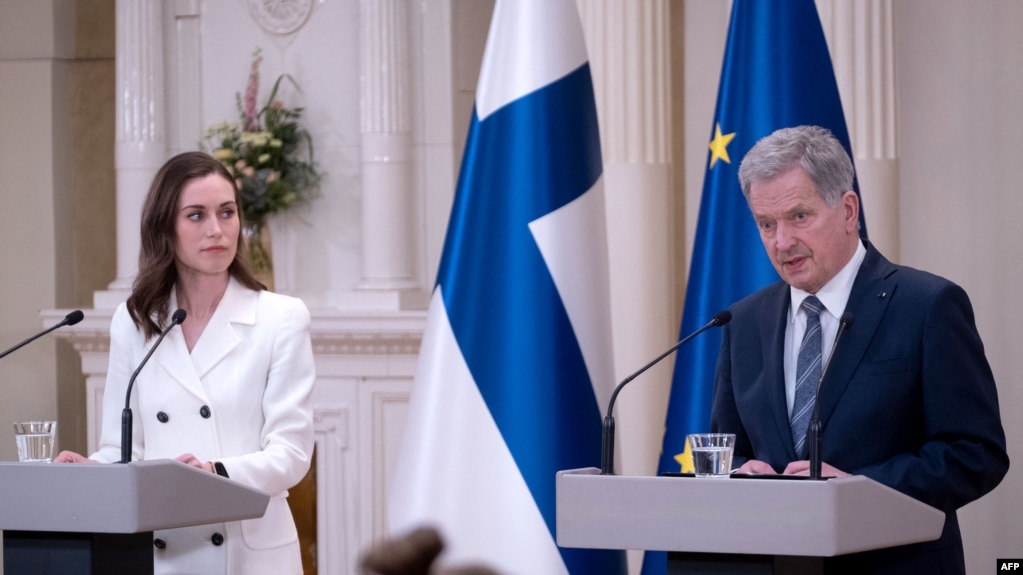 사울리 니니스퇴(오른쪽) 핀란드 대통령과 산나 마린 총리가 15일 헬싱키 대통령궁에서 공동회견을 통해 북대서양조약기구(NATO·나토) 가입 신청 계획을 발표하고 있다.