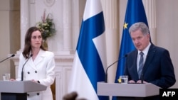 핀란드의 사울리 니니스퇴(오른쪽) 대통령과 산나 마린 총리가 15일 헬싱키 대통령궁에서 나토 가입 신청을 공식 발표하는 기자회견을 하고 있다. 