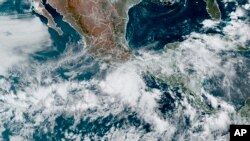 Imaj satelit NOAA montre ouragan Agatha tou pre kot pasifik peyi Meksik, Dimanch 29 Me, 2022. 