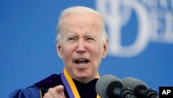 El presidente de EEUU, Joe Biden, pronuncia un discurso en su alma mater, la Universidad de Delaware, el sábado, 28 de mayo de 2022.