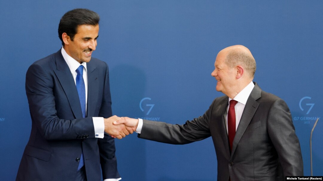 Emir Qatar Sheikh Tamim bin Hamad al-Thani dan Kanselir Jerman Olaf Scholz berjabat tangan saat mereka menghadiri konferensi pers di Kanselir, di Berlin, Jerman, 20 Mei 2022. (Foto: REUTERS/Michele Tantussi)