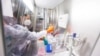 Un empleado trabaja en una vacuna contra la viruela del simio que ya ha sido desarrollada por la compañía de vacunas Bavarian Nordic en un laboratorio de la compañía en Martinsried, cerca de Múnich, Alemania, el 24 de mayo de 2022.