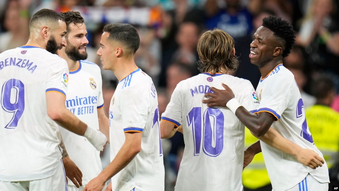 'Yan wasan Real Madrid suna murnar lallasa Levante