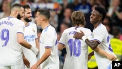 'Yan wasan Real Madrid suna murnar lallasa Levante