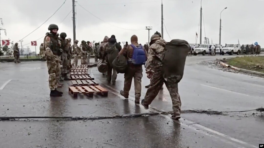 Abasirikare ba Ukraine bava mu kibanza gihingurirwamwo ivyuma rya Azovstal, i Mariupol bishikana ku basirikare b'Uburusiya, kw'itariki ya 19/05/2022