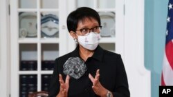 Menlu RI Retno Marsudi berbicara dengan Menlu AS Antony Blinken (tidak tampak) dalam pertemuan di kantor Deplu AS di Washington, DC hari Jumat (13/5).