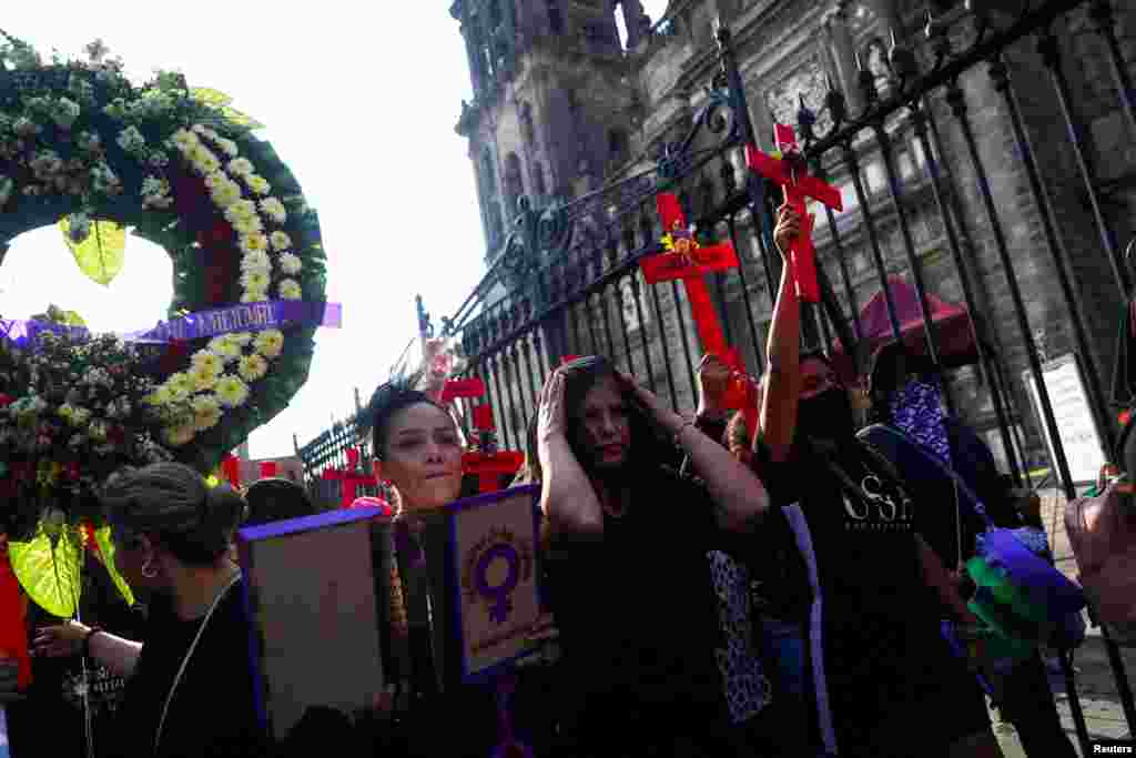 Las activistas feministas y defensoras de derechos humanos pidieron a los legisladores a través de la lectura de un comunicado declarar una emergencia nacional por el aumento de la violencia contra las mujeres y las niñas. &nbsp;